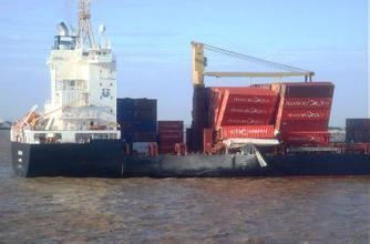 集装箱高空坠落惊险连连 装卸公司称不知情不赔偿