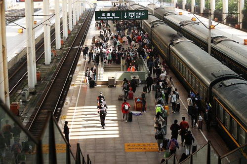 武汉铁警 护航返程高峰安全 组图